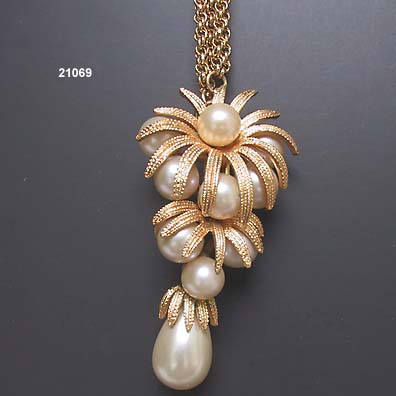 1940 to 1950 CoroCraft Simulated Pearl Pendant Necklace